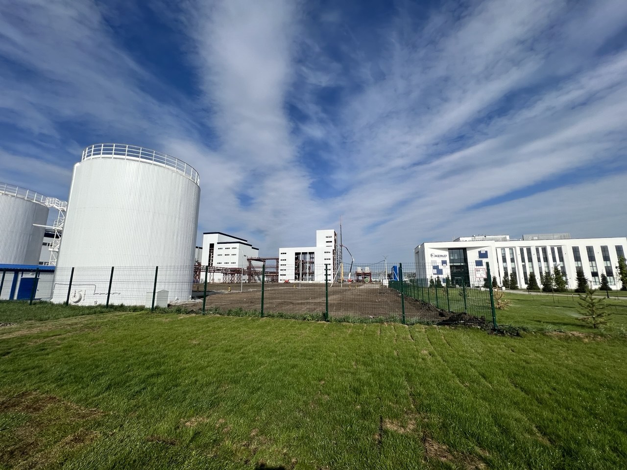 Газон вдоль склада